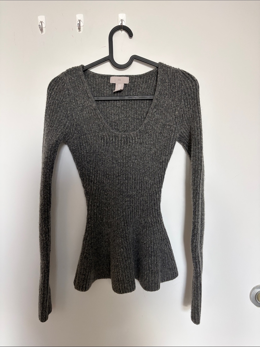 H&M Women's Dark Gray Ribbed Scoop Neck Sweater